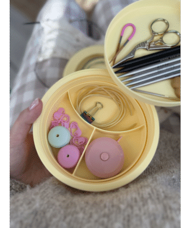 The Knitting Box Macaron Knitting Stuff Organizer organizer na akcesoria dziewiarskie kolor kogel mogel