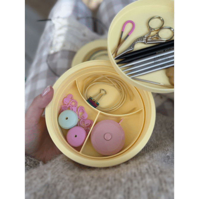 The Knitting Box Macaron Knitting Stuff Organizer organizer na akcesoria dziewiarskie kolor kogel mogel