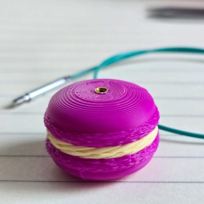 The Knitting Box magnetyczna zakrętka do żyłek makaronik kolor fuksja