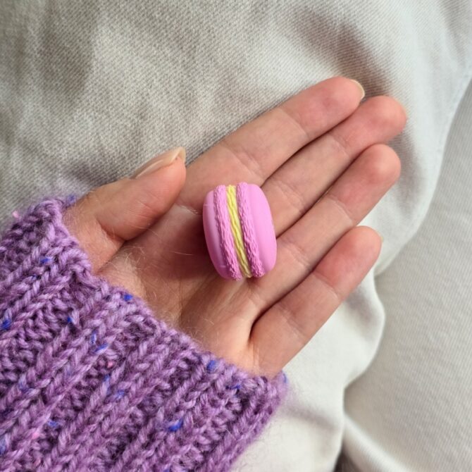 The Knitting Box magnetyczna zakrętka do żyłek makaronik kolor lody truskawkowe