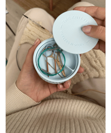 The Knitting Box Macaron Mini Knitting Stuff Organizer organizer na akcesoria dziewiarskie kolor pudrowy niebieski