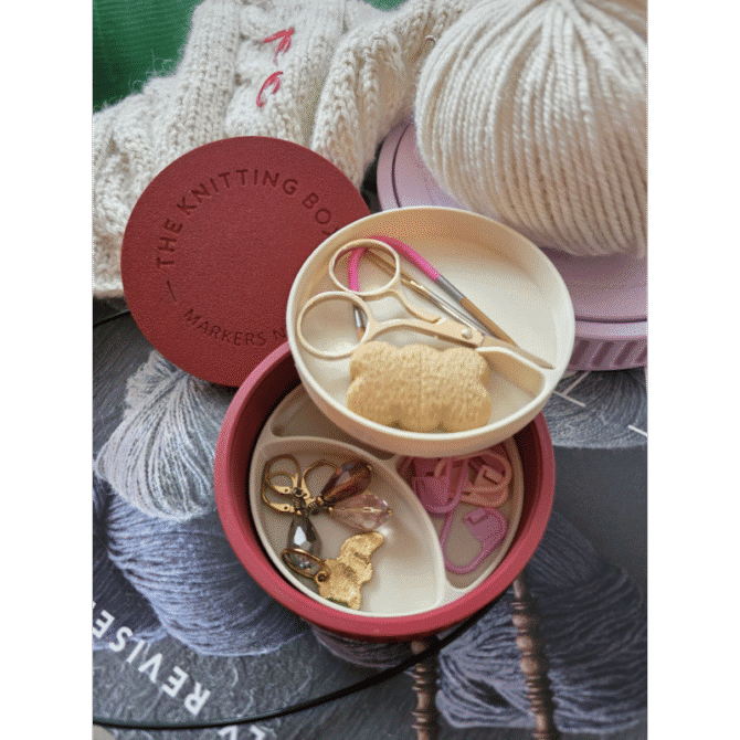 The Knitting Box Macaron Mini Knitting Stuff Organizer organizer na akcesoria dziewiarskie kolor wiśnia