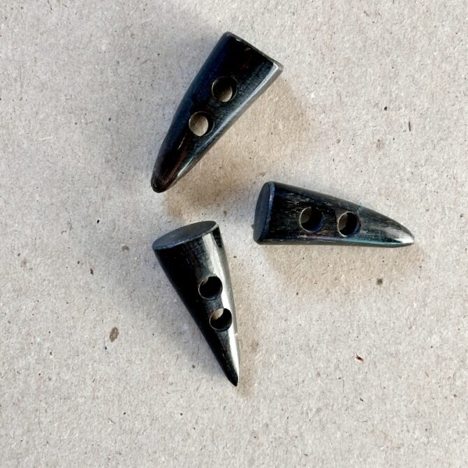 guziki rogowe w kształcie kołka czarne średnica 22 mm dwa otwory Guzik UK róg 49743 1001 35/22mm