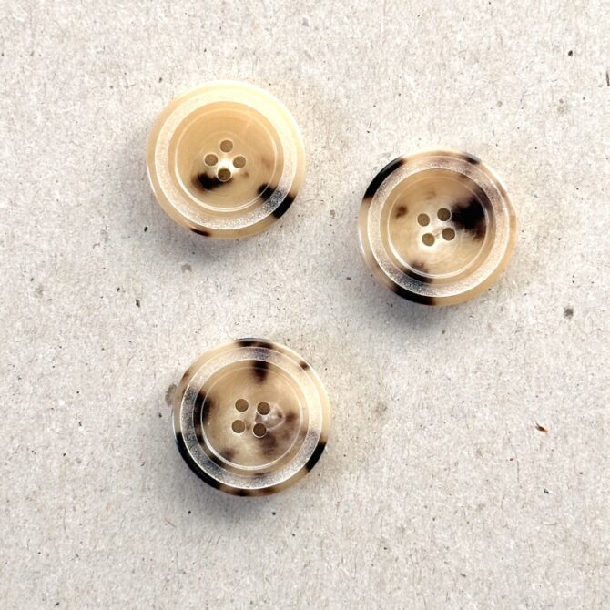 Guziki rogowe ciemne plamki na jasnym tle z rogu bawolego 22 mm 1 szt. Guzik UK róg 49770 1009 36/22mm