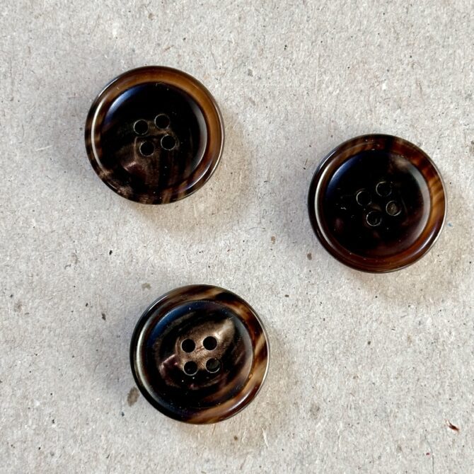 Guziki rogowe naturalne ciemny brąz z jasnym akcentem Guzik UK róg 917777 1003 36/22mm