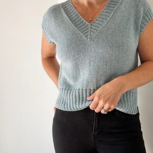 Suri Shirt V-Neck od Caidree wzór na druty z włóczką Puno
