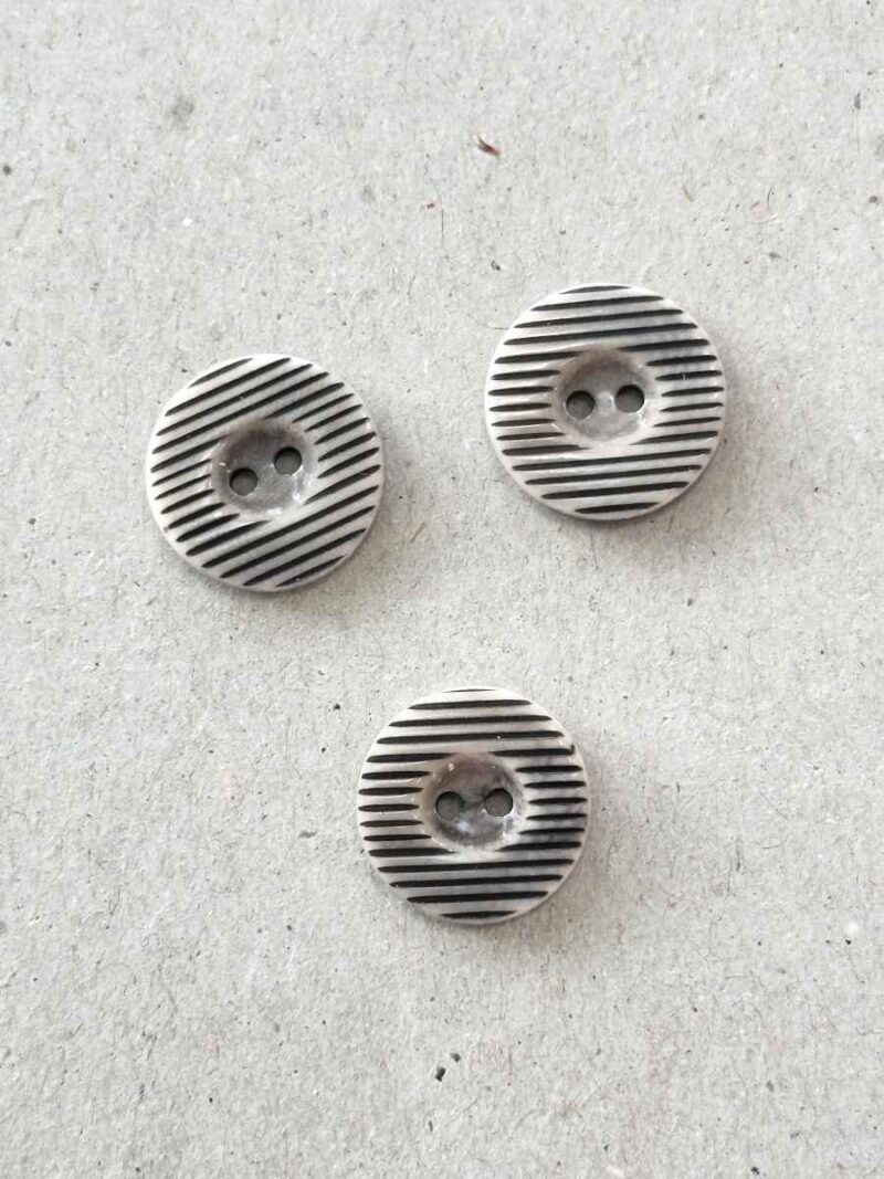 Guziki z orzecha szare w paski 18 mm 1 szt.