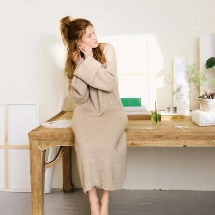 Molly Dress 2502-04 zestaw wzór na druty z włóczką