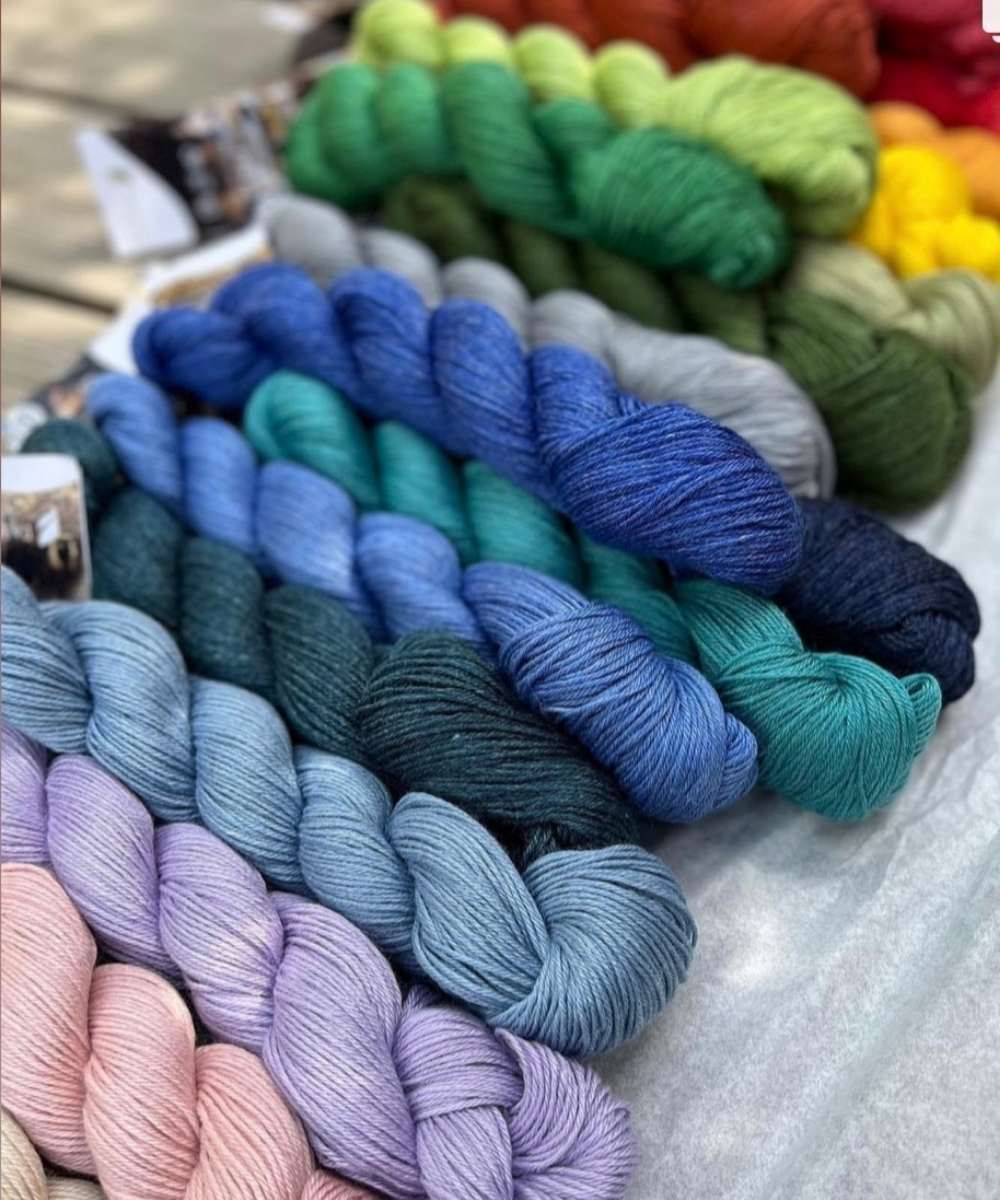 Włóczka wełniana Pinta Pascuali wyróżnia się na tle innych włóczek wyjątkowym składem włókien: 60% Merino, 20% Jedwab i 20% Ramia.