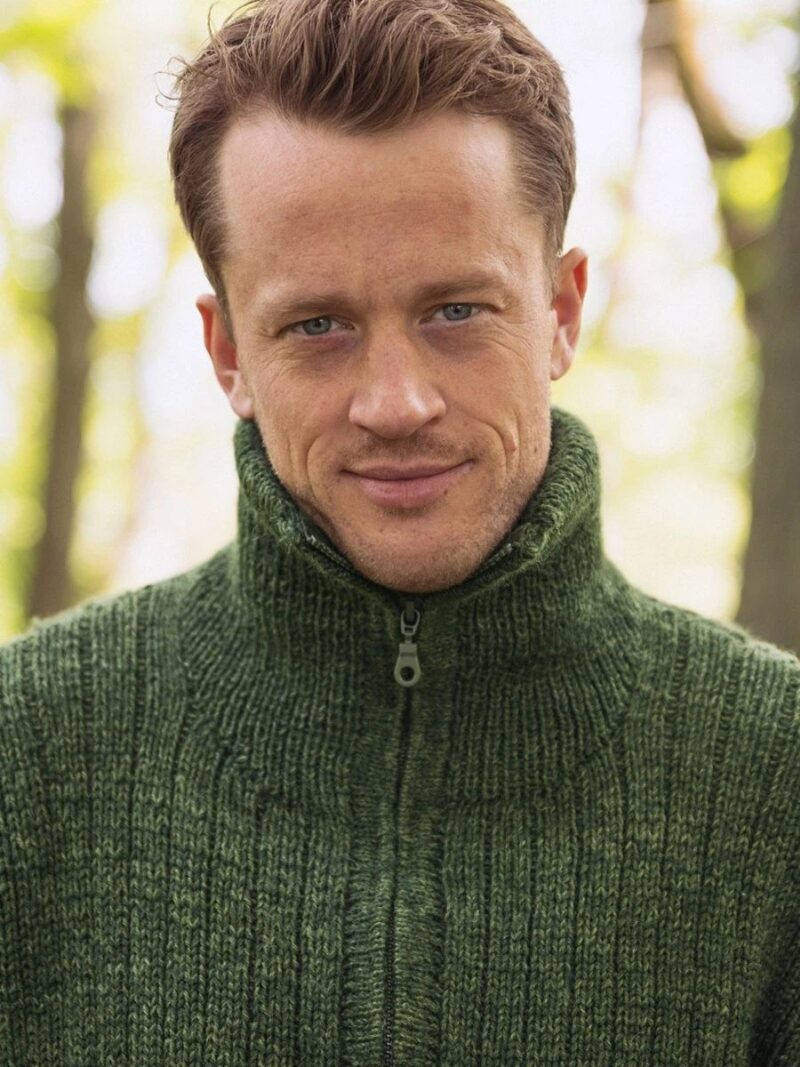 Tarjei Sweater 25-04 wzór na druty z włóczką