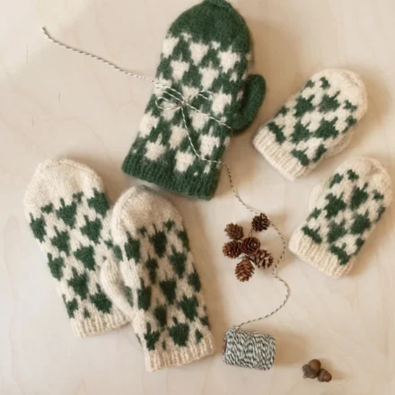 Christmas Tree Mittens 24-05 zestaw wzór na druty z włóczką