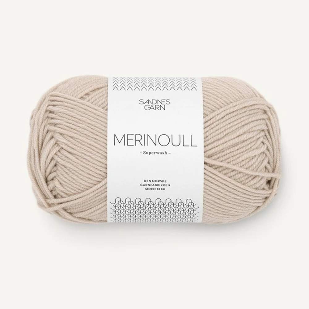 Włóczka Merinoull to 100% wełna merino w wersji superwash. Pozyskana z owiec rasy merynos jest włóczką niezwykle miękką na druty 3 – 4 mm.