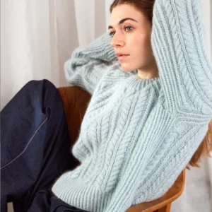 Kaja Sweater 2403-10 wzór na druty z włóczką